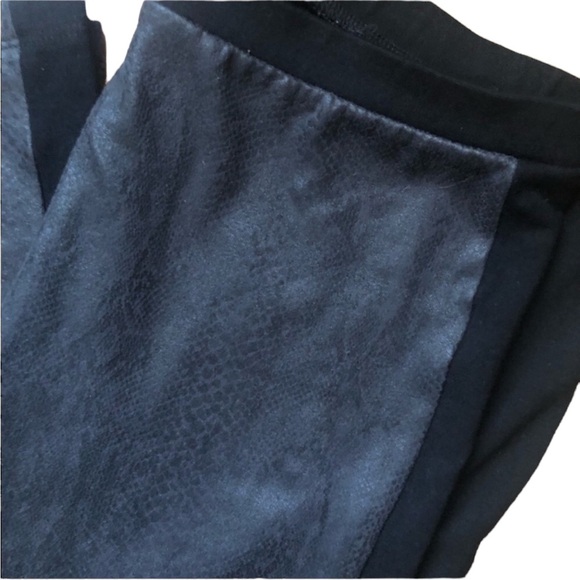 Saks 5th ave Black snake print 2 tone leggings size med - Picture 2 of 8